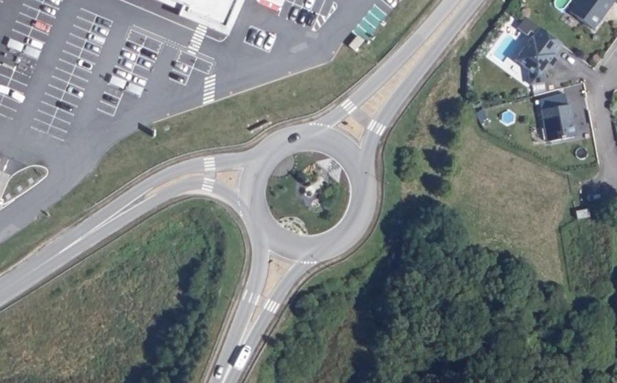 Vue aérienne du Rond-point anonyme n°179064802