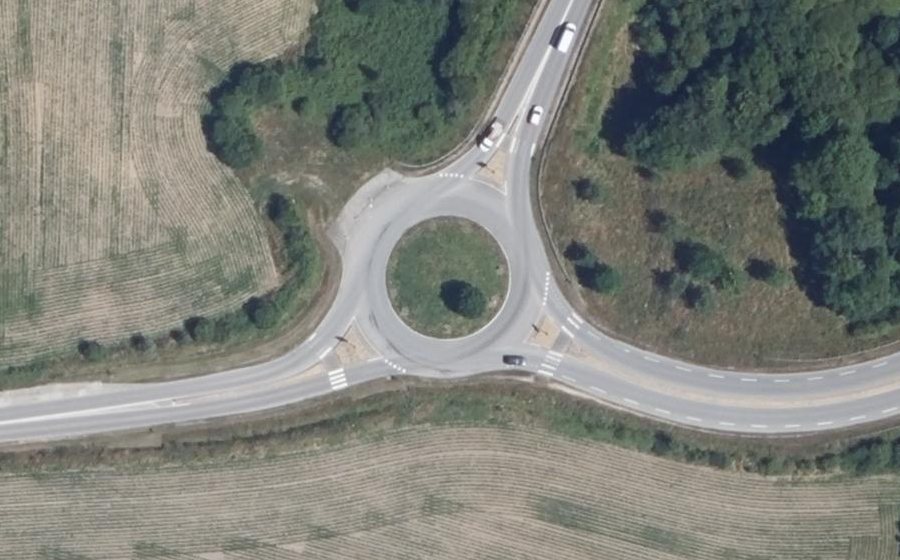 Vue aérienne du Rond-point anonyme n°179064805