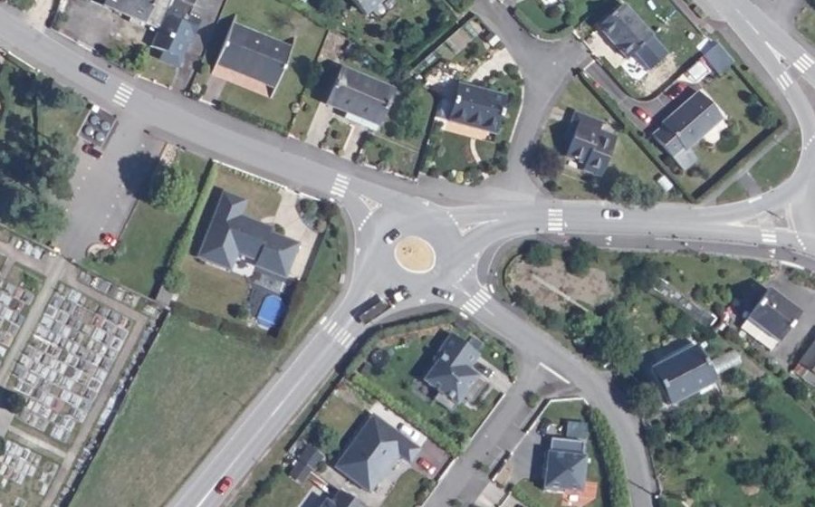 Vue aérienne du Rond-point anonyme n°179064810