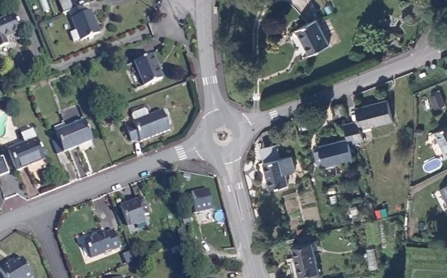 Vue aérienne du Rond-point anonyme n°179066131