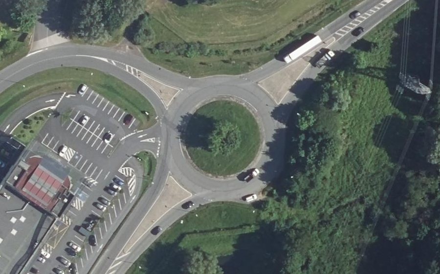 Vue aérienne du Rond-point anonyme n°179107686