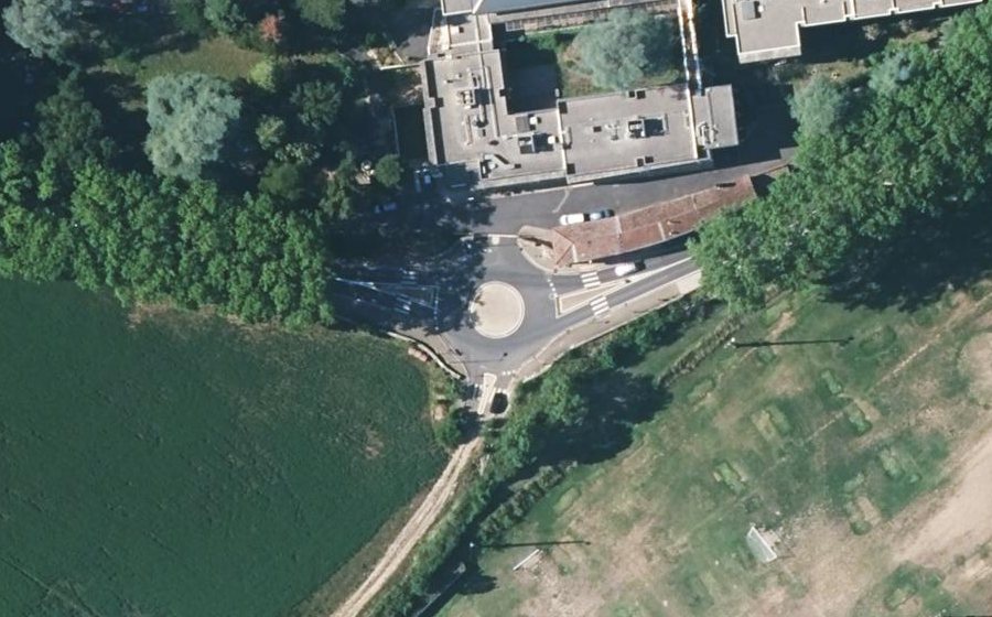 Vue aérienne du Rond-point anonyme n°179110474