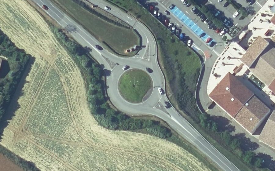 Vue aérienne du Rond-point anonyme n°179138476