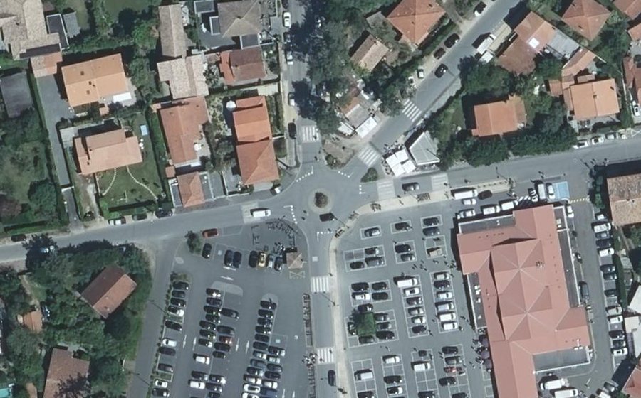 Vue aérienne du Rond-point anonyme n°179143946