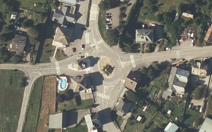 Vue aérienne du Rond-point anonyme n°179150353