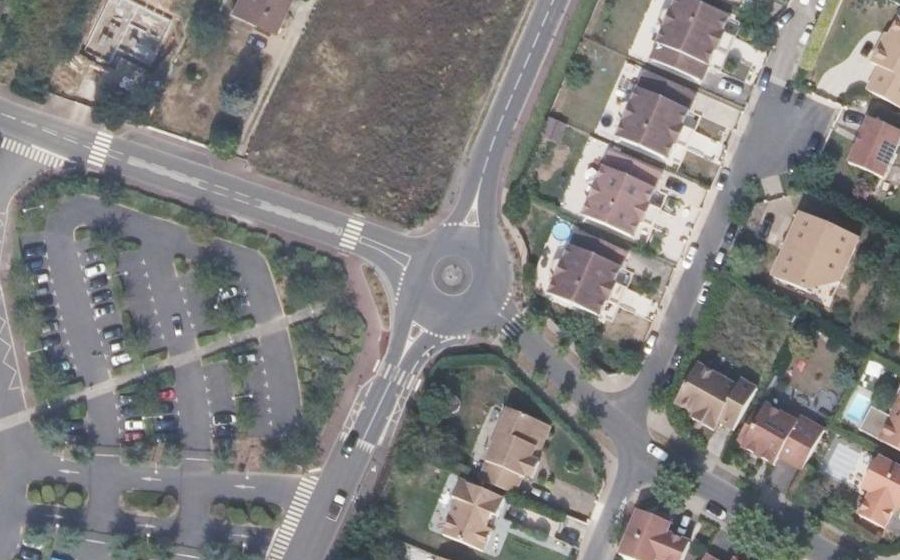 Vue aérienne du Rond-point anonyme n°179181794