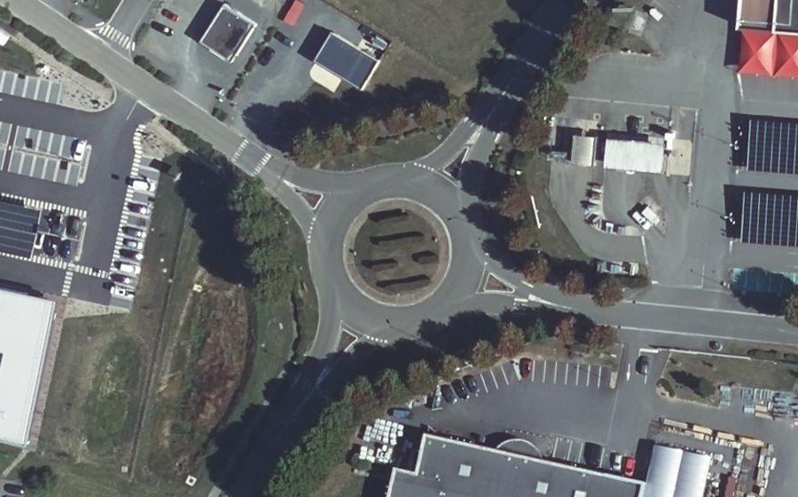 Vue aérienne du Rond-point anonyme n°179219085