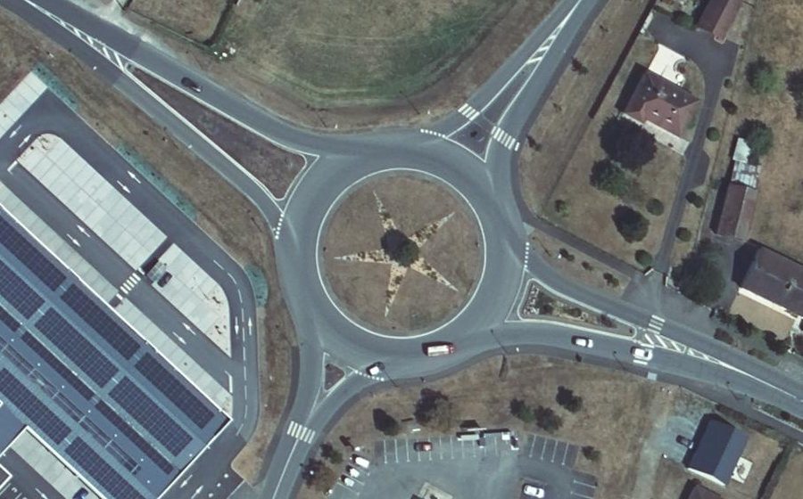Vue aérienne du Rond-point anonyme n°179219158