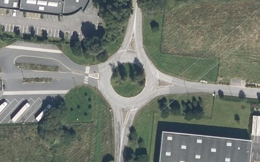 Vue aérienne du Rond-point anonyme n°179233451