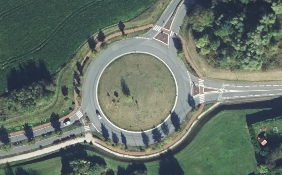 Vue aérienne du Rond-point anonyme n°179238042