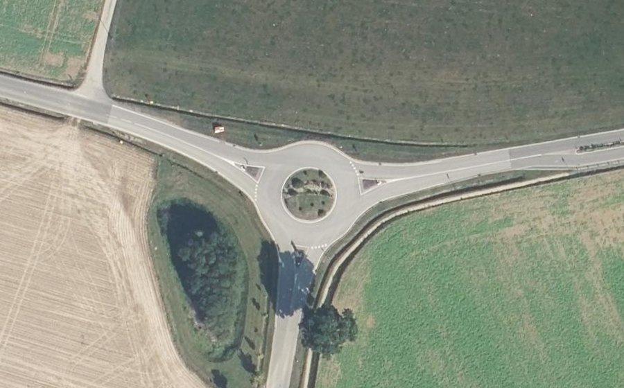Vue aérienne du Rond-point anonyme n°179244145