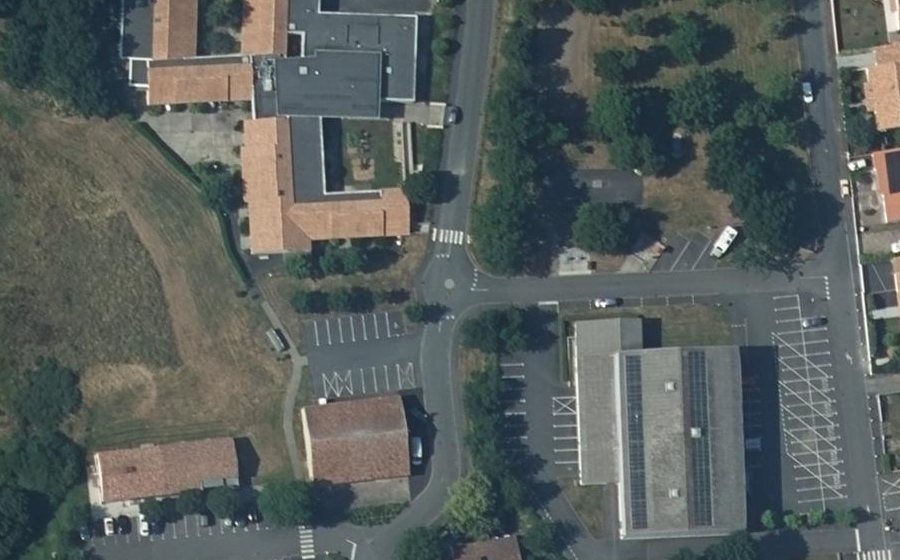 Vue aérienne du Rond-point anonyme n°179304298