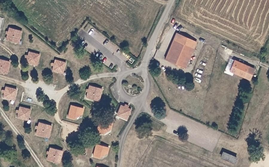 Vue aérienne du Rond-point anonyme n°179368631