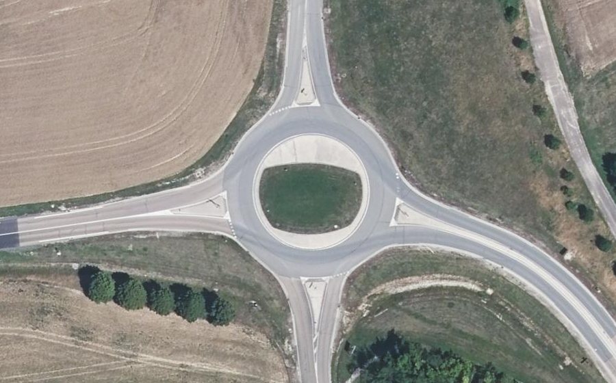 Vue aérienne du Rond-point anonyme n°179413705