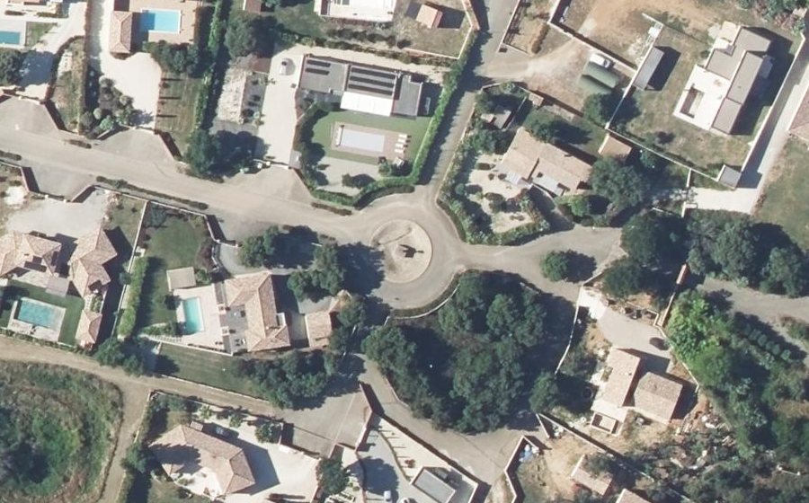 Vue aérienne du Rond-point anonyme n°179415677
