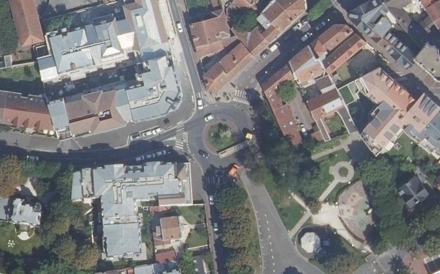 Vue aérienne du Rond-point anonyme n°179421436