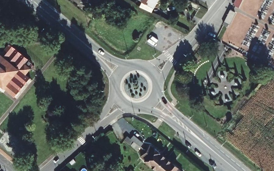 Vue aérienne du Rond-point anonyme n°179443414
