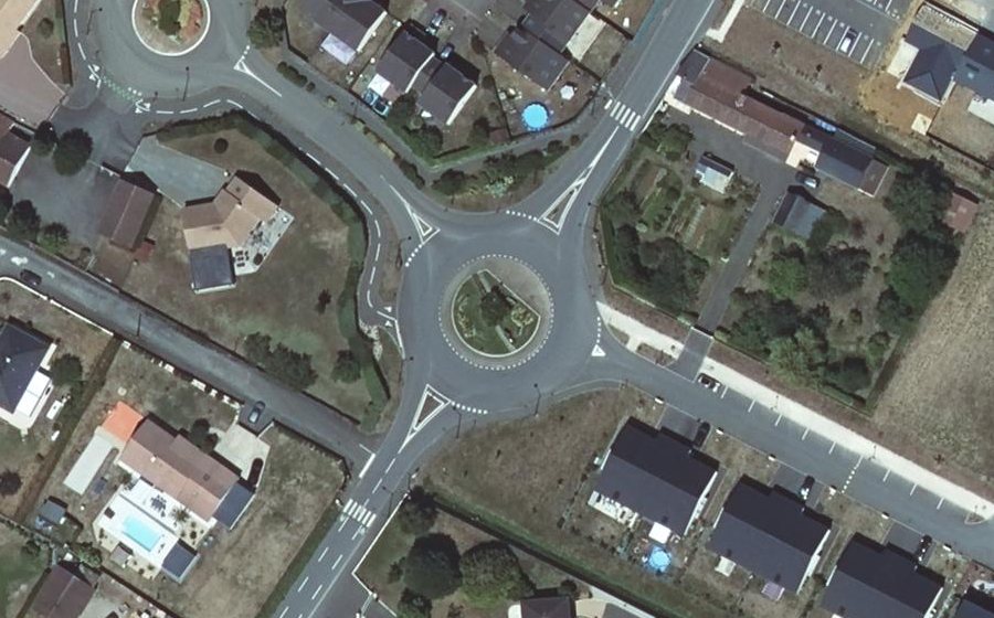 Vue aérienne du Rond-point anonyme n°179484563