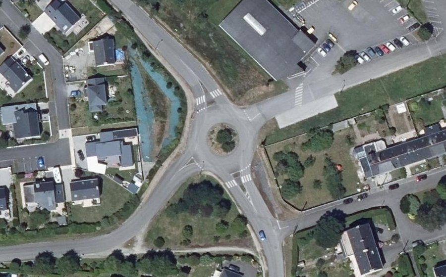 Vue aérienne du Rond-point anonyme n°179533877