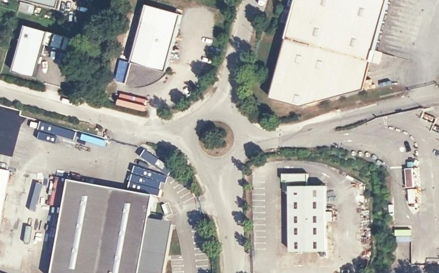 Vue aérienne du Rond-point anonyme n°179546702
