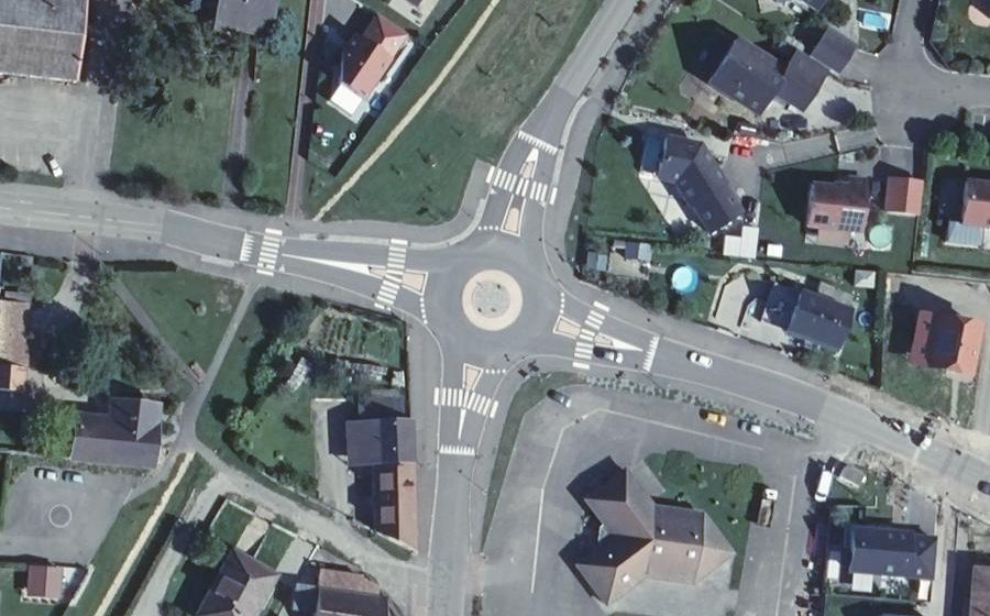 Vue aérienne du Rond-point anonyme n°179581817