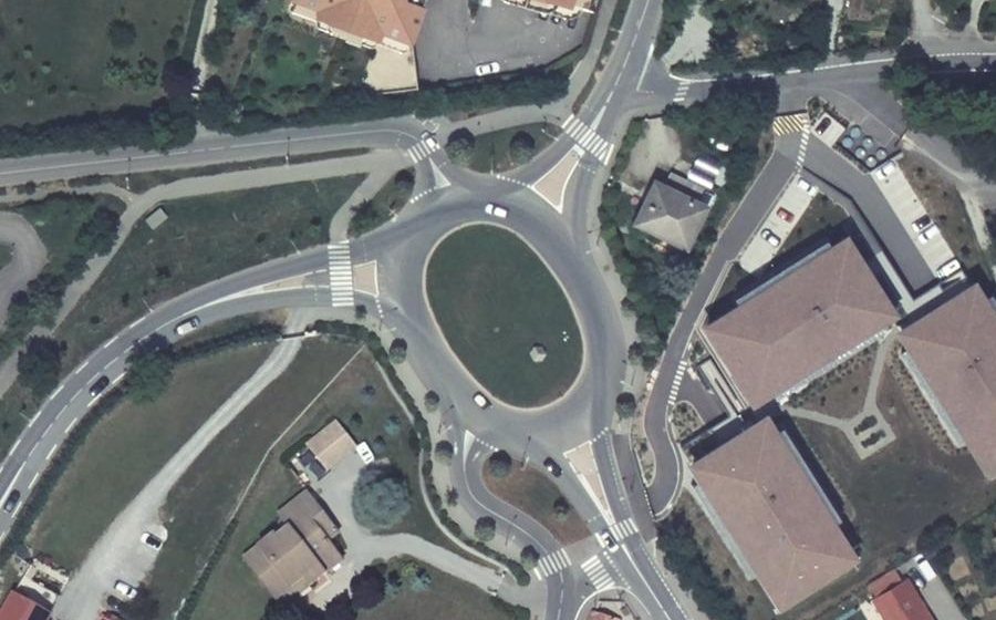 Vue aérienne du Rond-point anonyme n°179617880