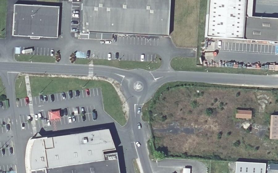 Vue aérienne du Rond-point anonyme n°179632309