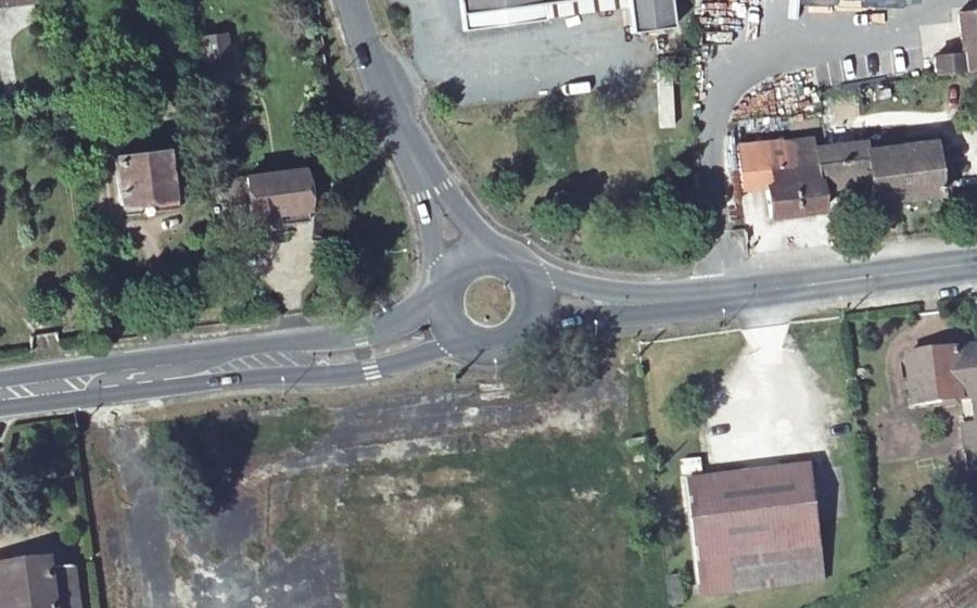 Vue aérienne du Rond-point anonyme n°179632311