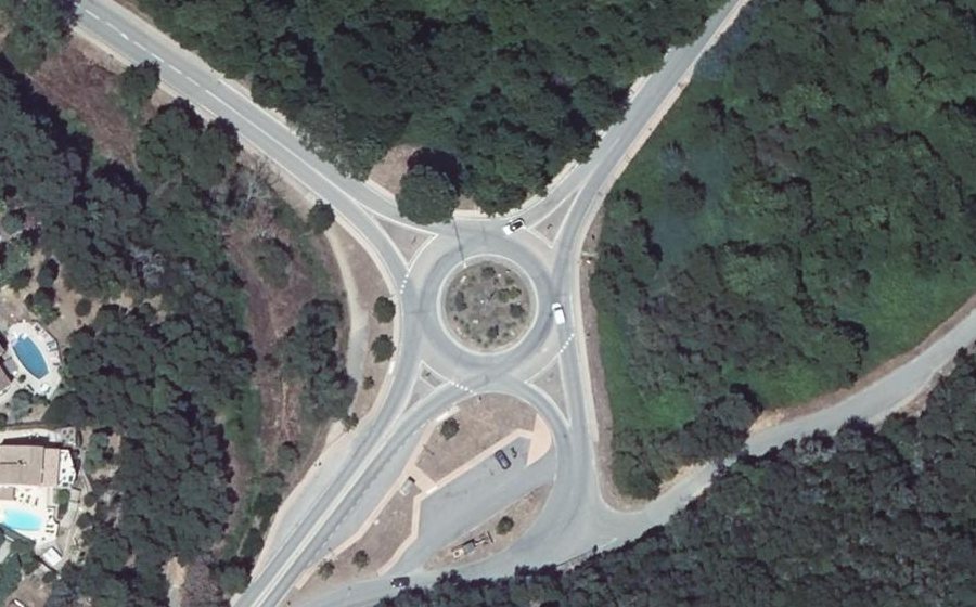 Vue aérienne du Rond-point anonyme n°179633603