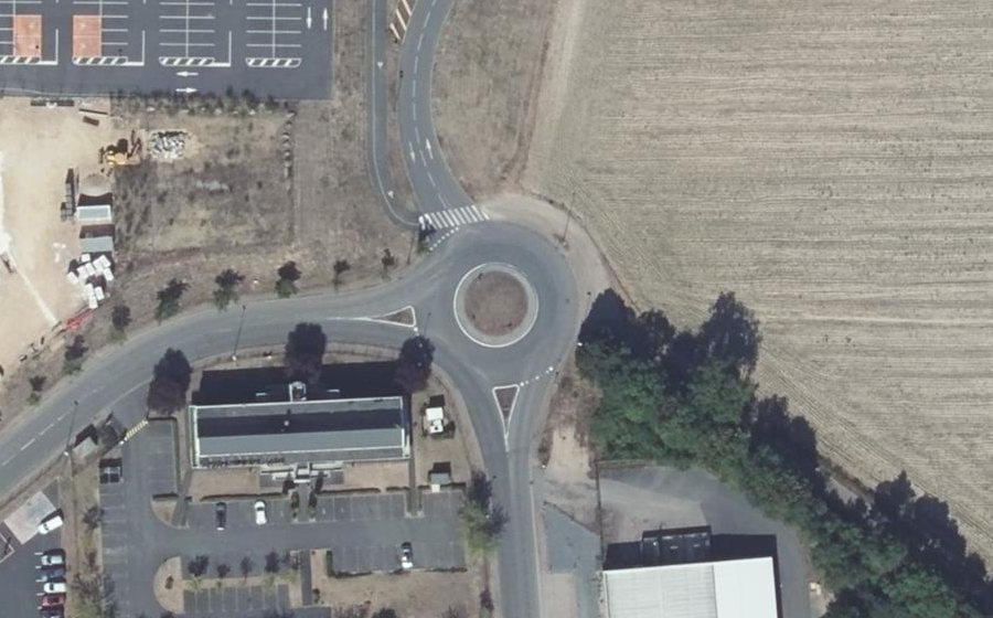 Vue aérienne du Rond-point anonyme n°179686015
