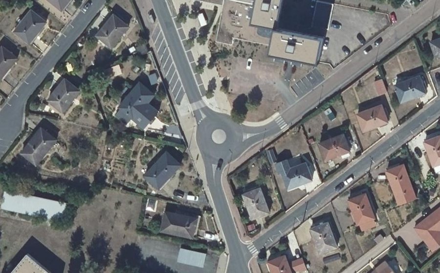 Vue aérienne du Rond-point anonyme n°179691705