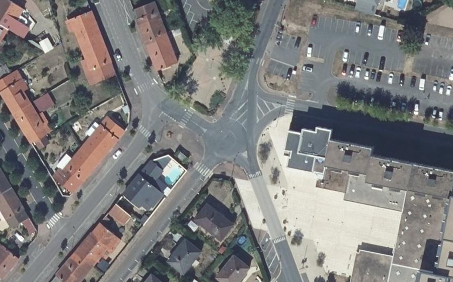Vue aérienne du Rond-point anonyme n°179691706