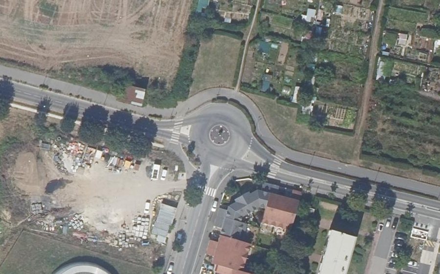 Vue aérienne du Rond-point anonyme n°179693909