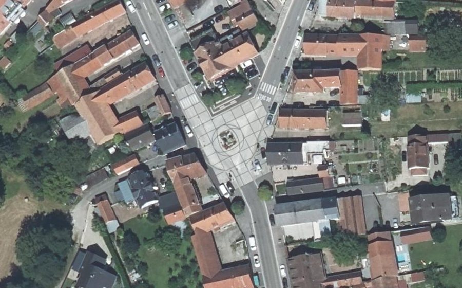 Vue aérienne du Rond-point anonyme n°179715718