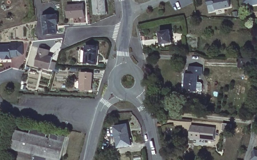 Vue aérienne du Rond-point anonyme n°179734176