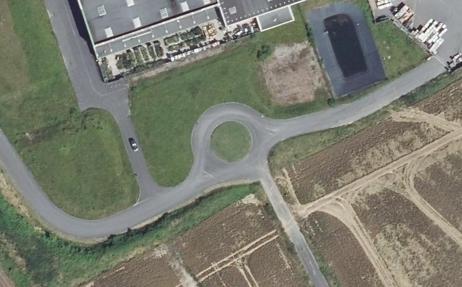 Vue aérienne du Rond-point anonyme n°179738913