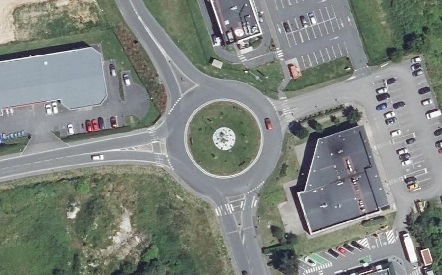 Vue aérienne du Rond-point anonyme n°179738914
