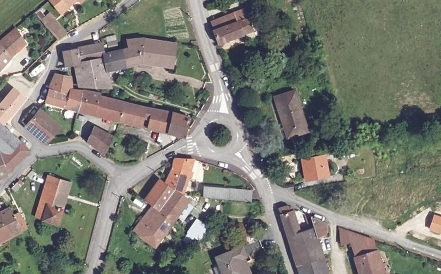 Vue aérienne du Rond-point anonyme n°179744339