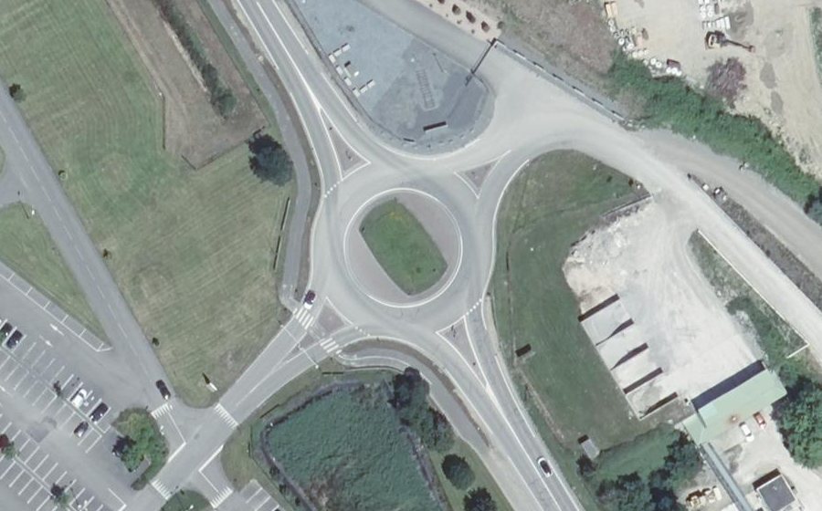 Vue aérienne du Rond-point anonyme n°179748161