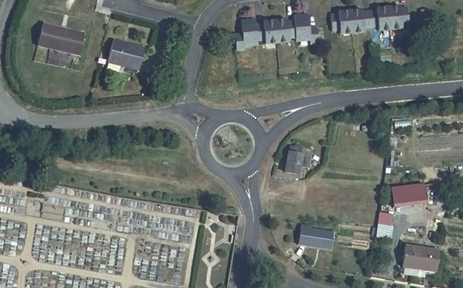 Vue aérienne du Rond-point anonyme n°179756103