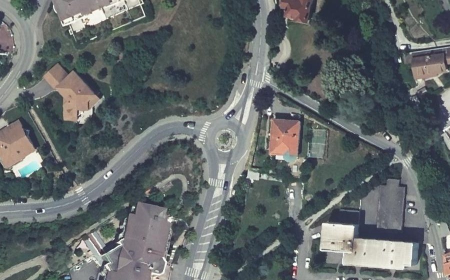 Vue aérienne du Rond-point anonyme n°179758637
