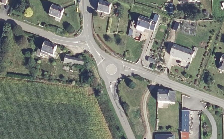 Vue aérienne du Rond-point anonyme n°179763261