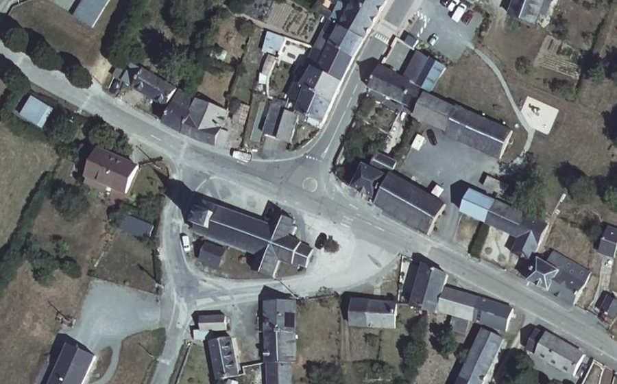Vue aérienne du Rond-point anonyme n°179780457