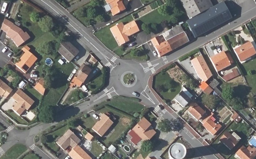 Vue aérienne du Rond-point anonyme n°179790371
