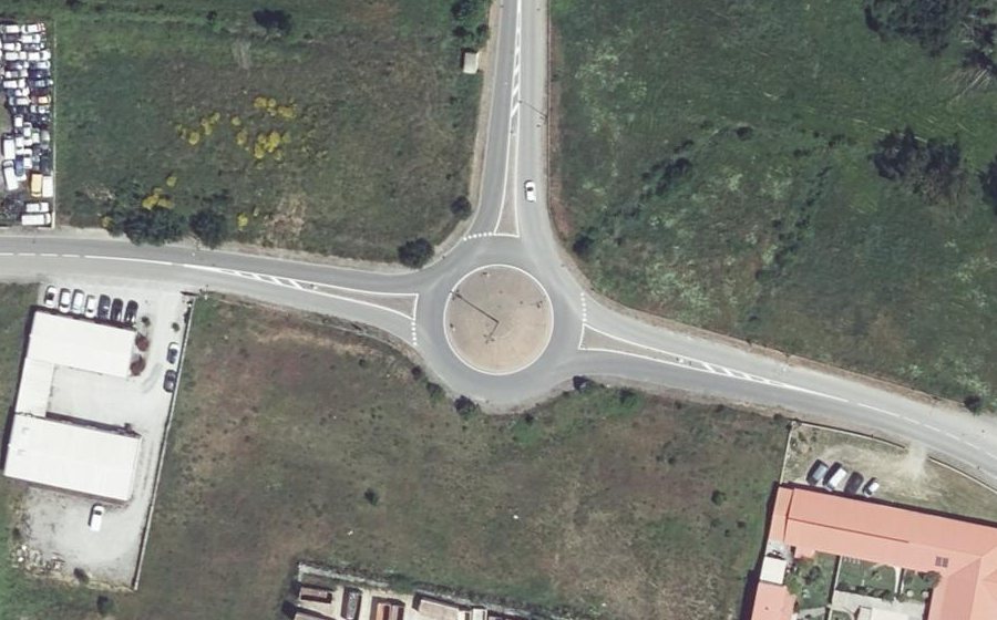 Vue aérienne du Rond-point anonyme n°179809654