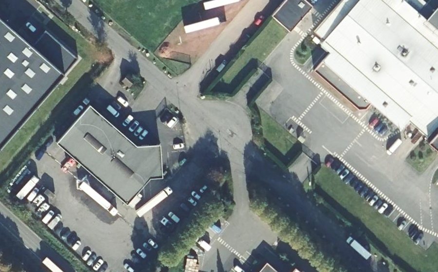 Vue aérienne du Rond-point anonyme n°179819724