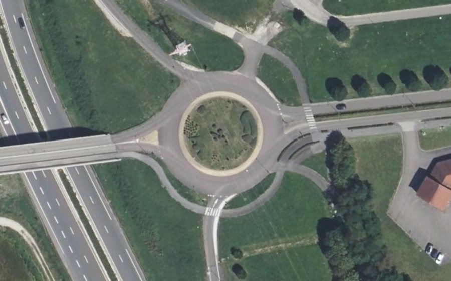 Vue aérienne du Rond-point anonyme n°179822039