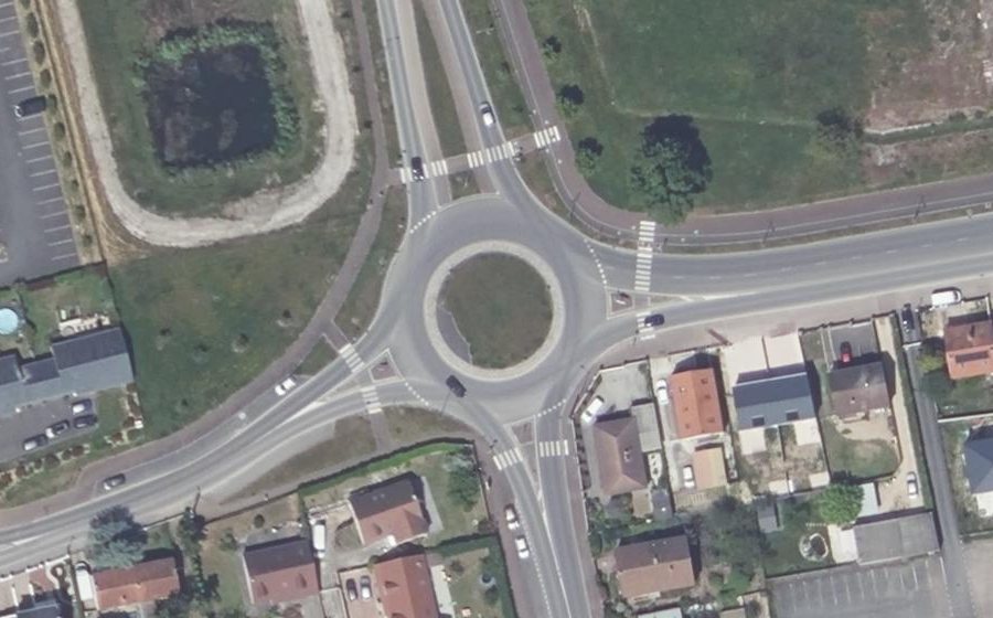 Vue aérienne du Rond-point anonyme n°179849362