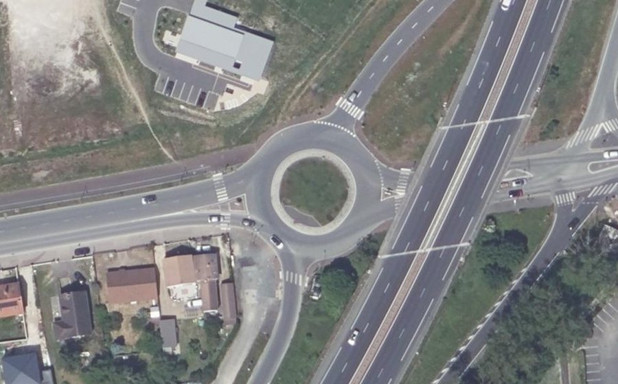 Vue aérienne du Rond-point anonyme n°179850547