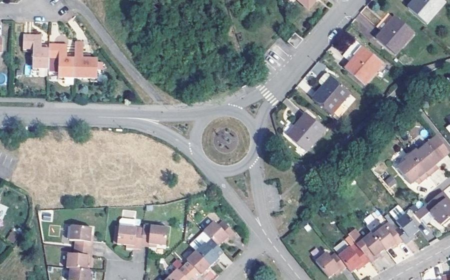 Vue aérienne du Rond-point anonyme n°179927490